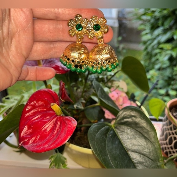 Elegant Golden and Green Floral Earrings - Picture 2 of 5